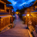 夜の東山・清水寺参道の風景