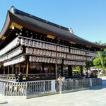 京都市東山の八坂神社の舞殿