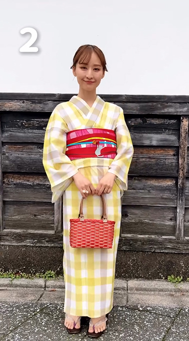 ②淡いカラーとチェック柄が人気の浴衣と鮮やかな赤とピンクのカワイイ半幅帯