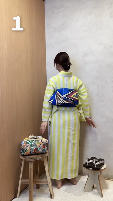 ①イエローの浴衣と鮮やかなブルーの半巾帯のコントラスト